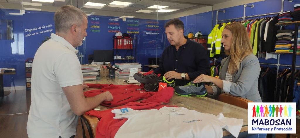 Prueba de tallas y asesoramiento en ropa laboral