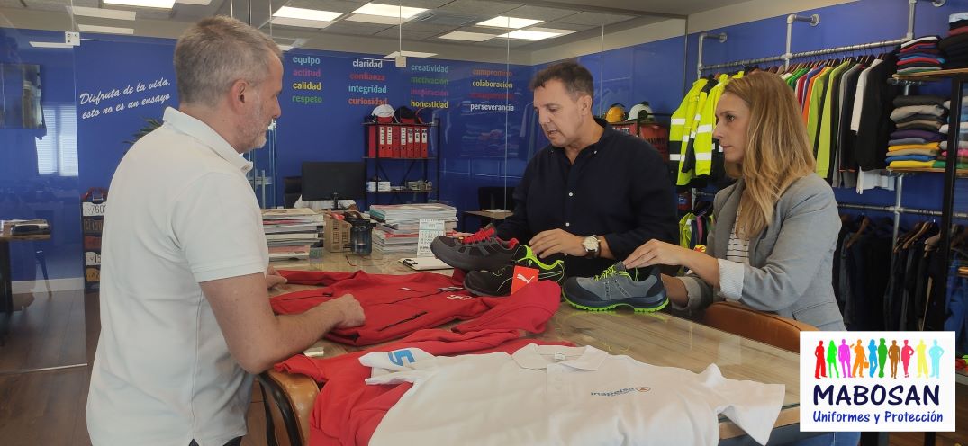 Prueba de tallas y asesoramiento en ropa laboral